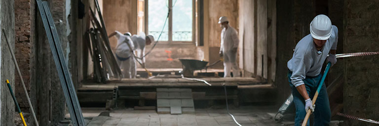 Arbeiter bei der Altbausanierung