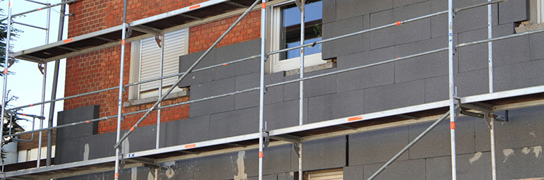 Eine fast fertiggestellte Fassadendämmung